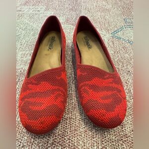 Soft walk red camo mesh ballet flats in size 9